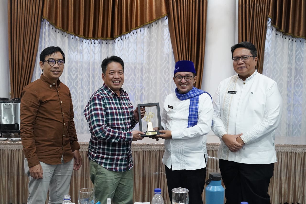 Wakil Kepala Badan Pusat Statistik (BPS) Republik Indonesia, Sonny Harry Budiutomo Harmadi menyerahkan cinderamata pada Bupati Tanahdatar Eka Putra.